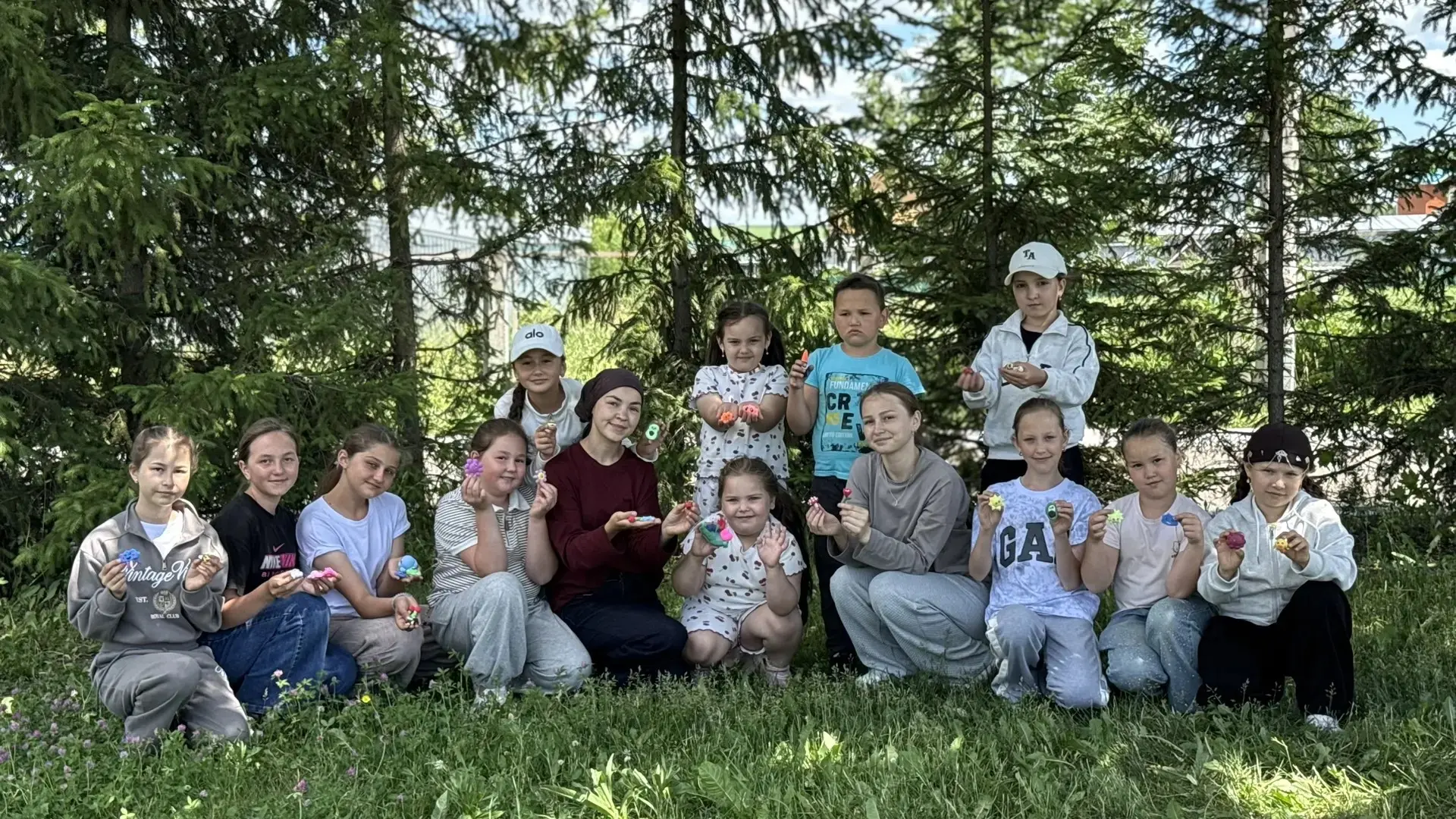 🌈 Сегодня в нашем пришкольном лагере «Радуга» прошёл «Час творчества»! 🎨 
Ребята с головой ушли в 