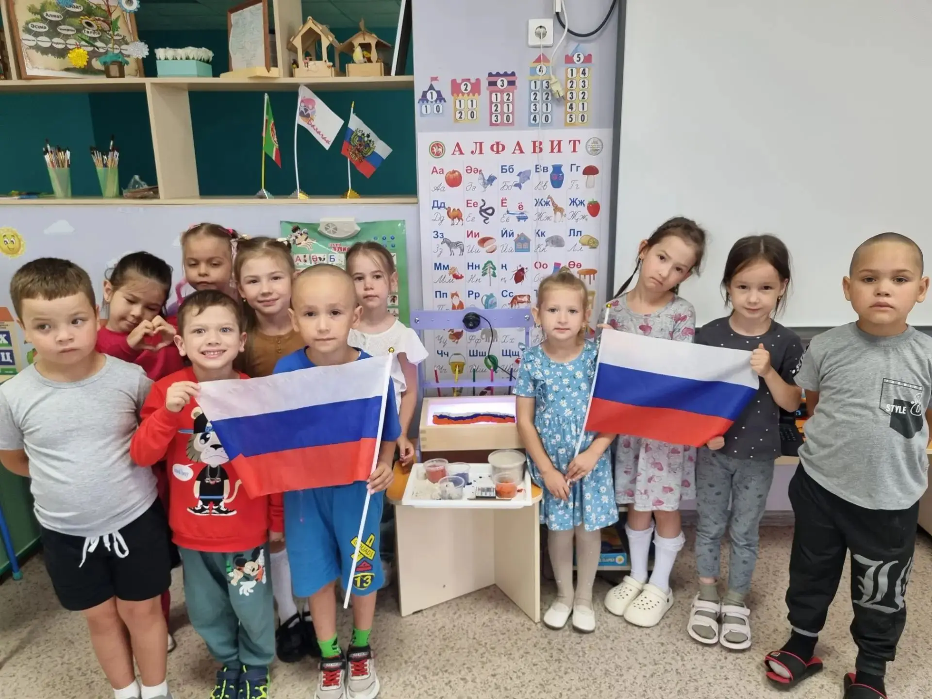🇷🇺«Флаг России сквозь призму песочной анимации». Работа воспитанников подготовительно...