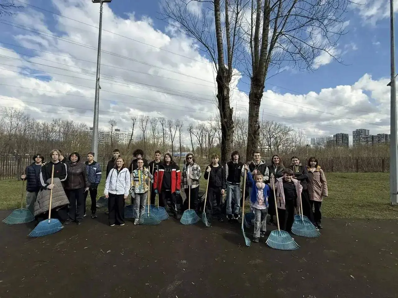 🌿 Субботник с душой: наш волонтёрский отряд наводит чистоту! 🌿  Наш школьный волонтёрский отряд выше