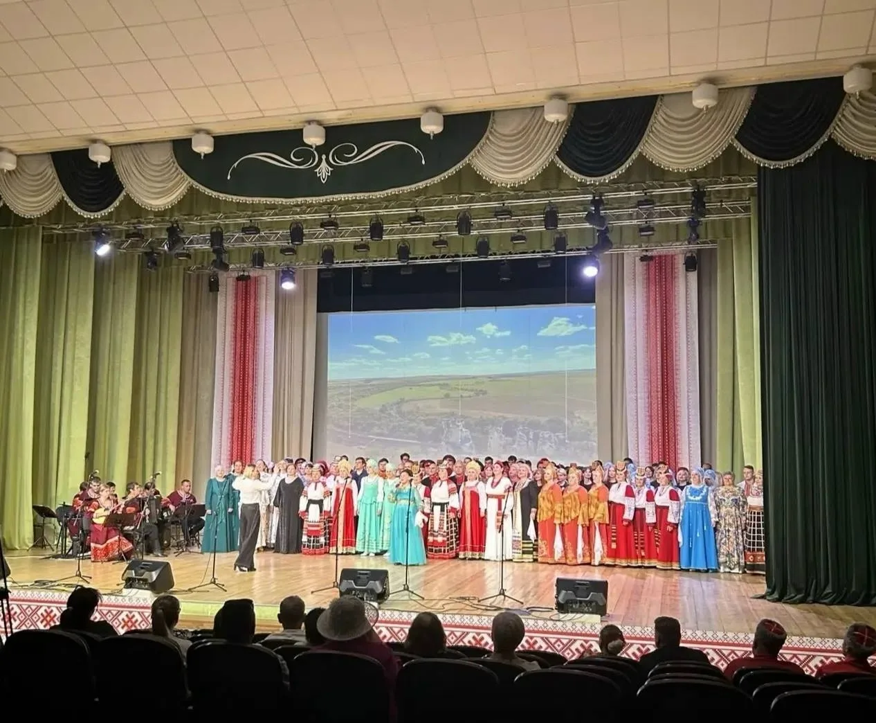 🎭 Показ спектакля «Соломенная шляпка» в городском Дворце культуры!

По сюжету одна соломенная шляпк