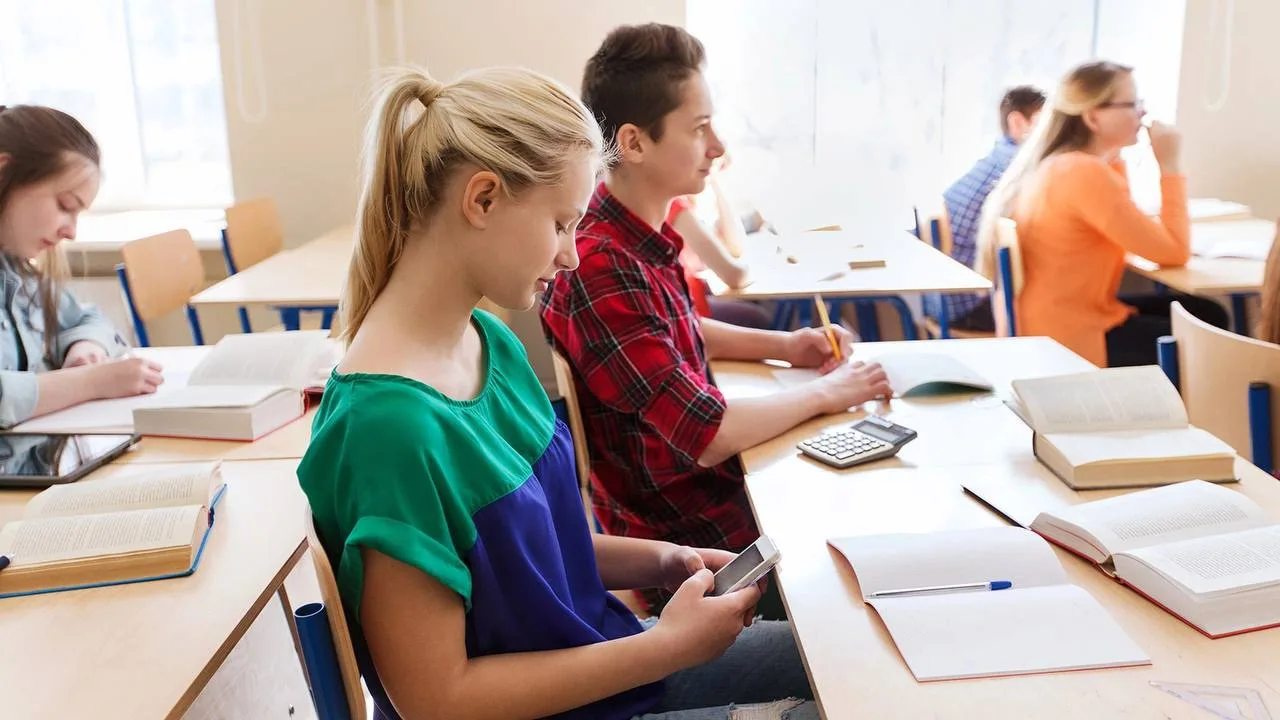 👩‍🏫 Школьникам запретят использовать телефоны на уроках