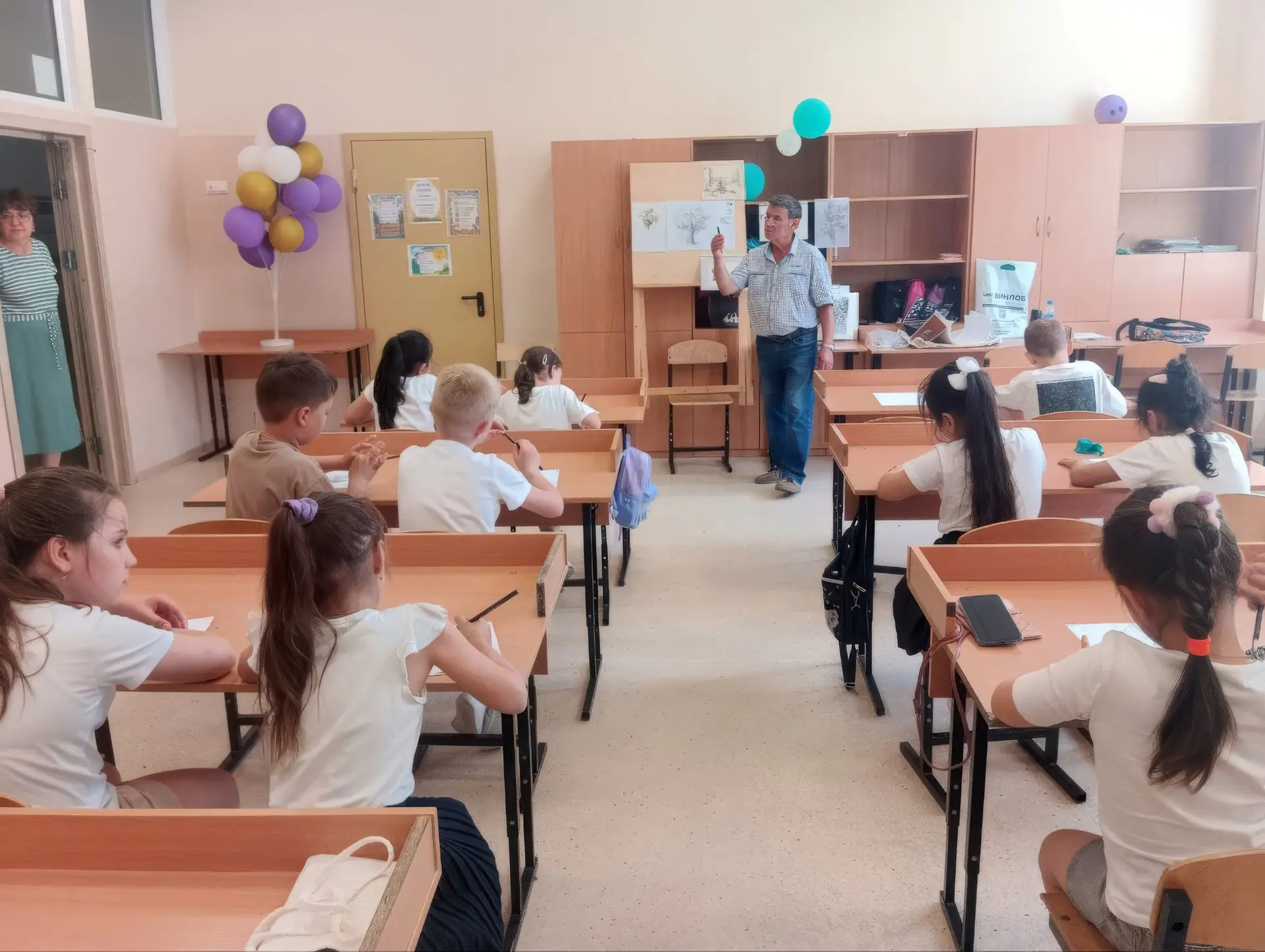 Белый лист и карандаш в руке ✏️

Участники летнего лагеря СОШ № 5 побывали на мастер-классах «Рисуем