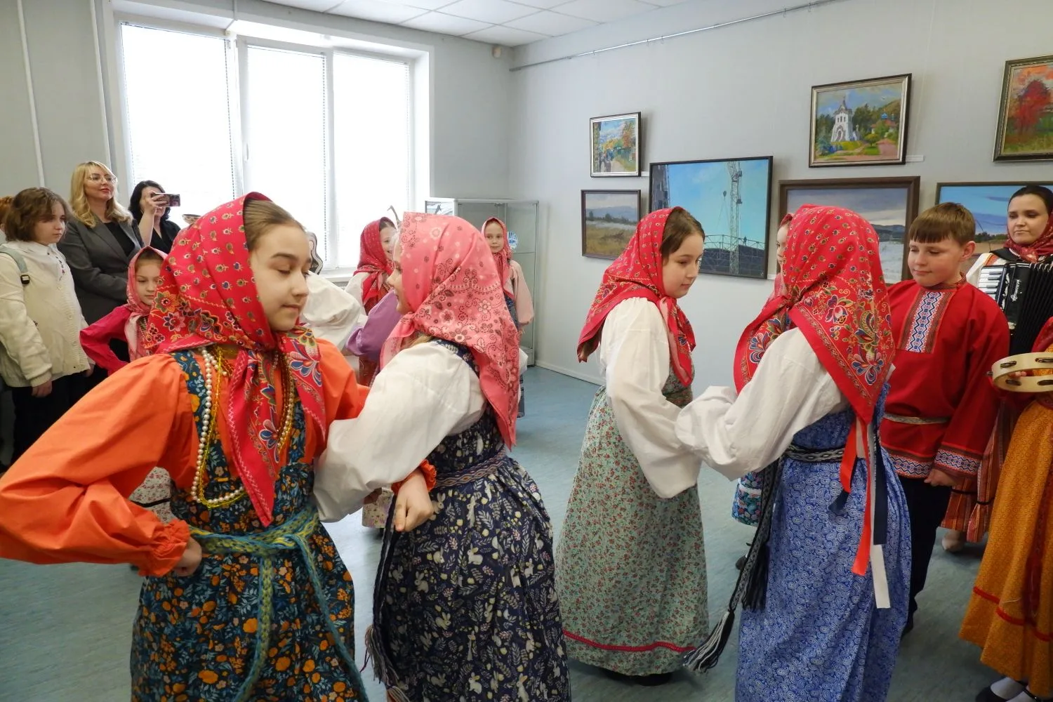 Юные артисты Детской музыкальной школы №12 выступили на закрытии Городской выставки худ...