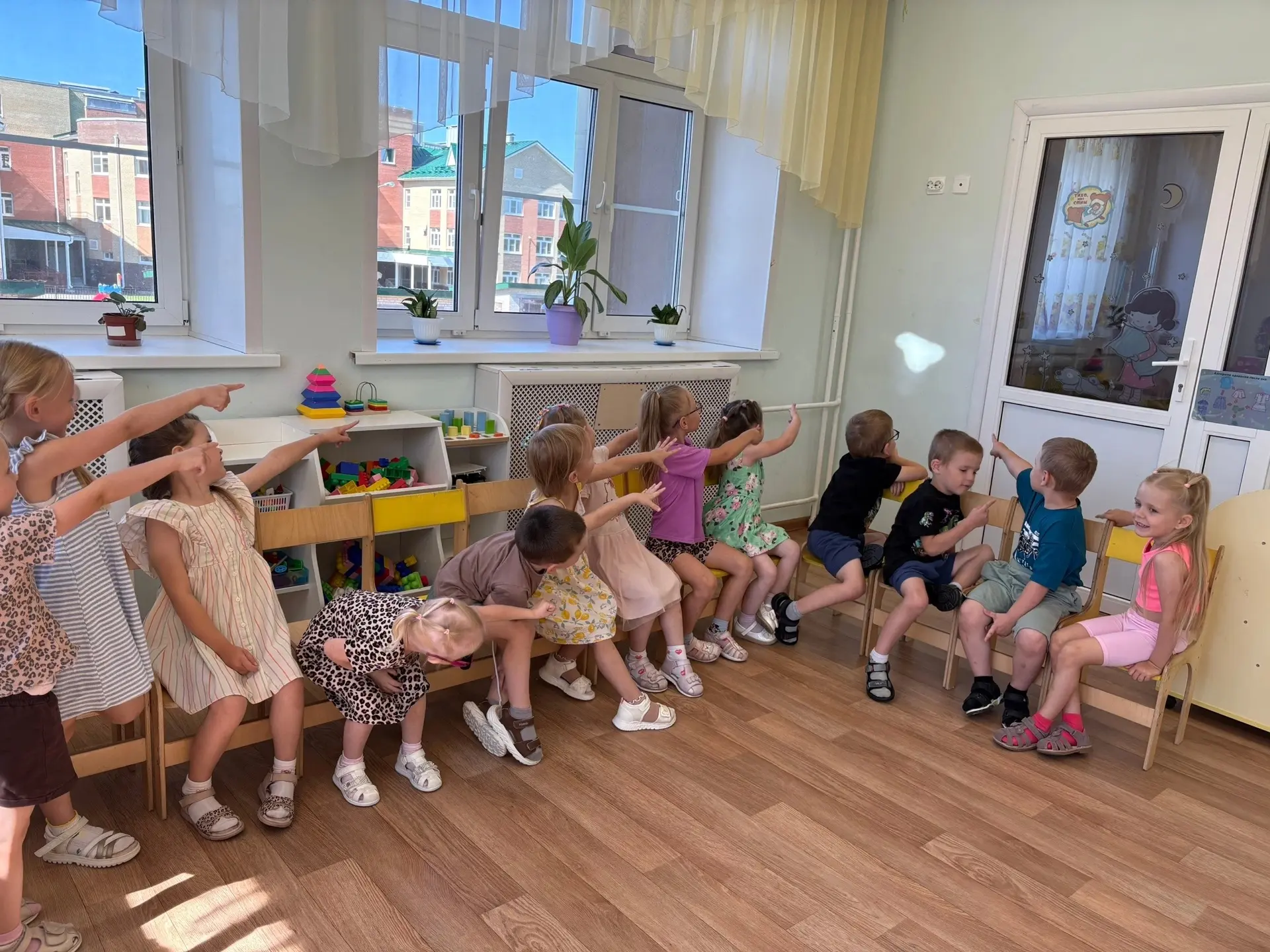 ИГРАЕМ С СОЛНЫШКОМ
🎉 В группе № 7 «Ласточки» прошёл чудесный день, посвящённый солнышку! ☀️

Ребята