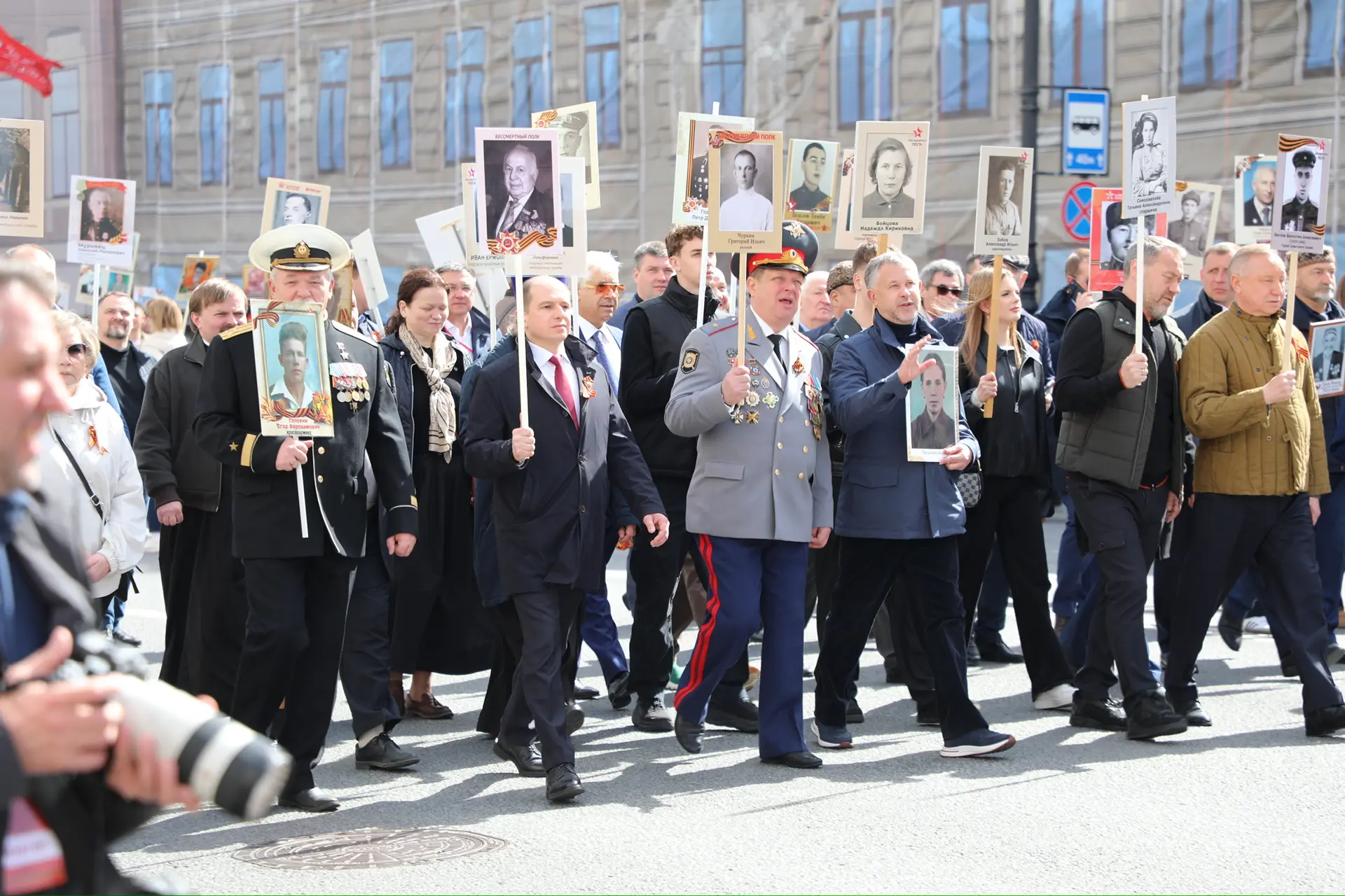 🇷🇺 Бессмертный полк прошел по главной улице города-героя Ленинграда