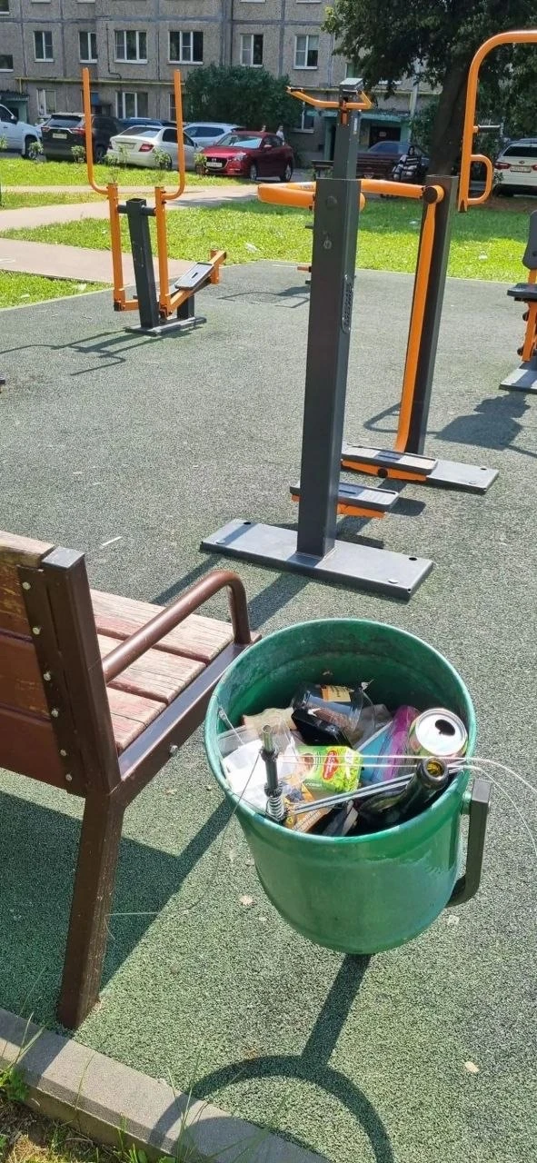 Полубоярова 3 когда нибудь начнут убирать нормально и каждый день. МБУ аууууу?!  А потом возмущаются