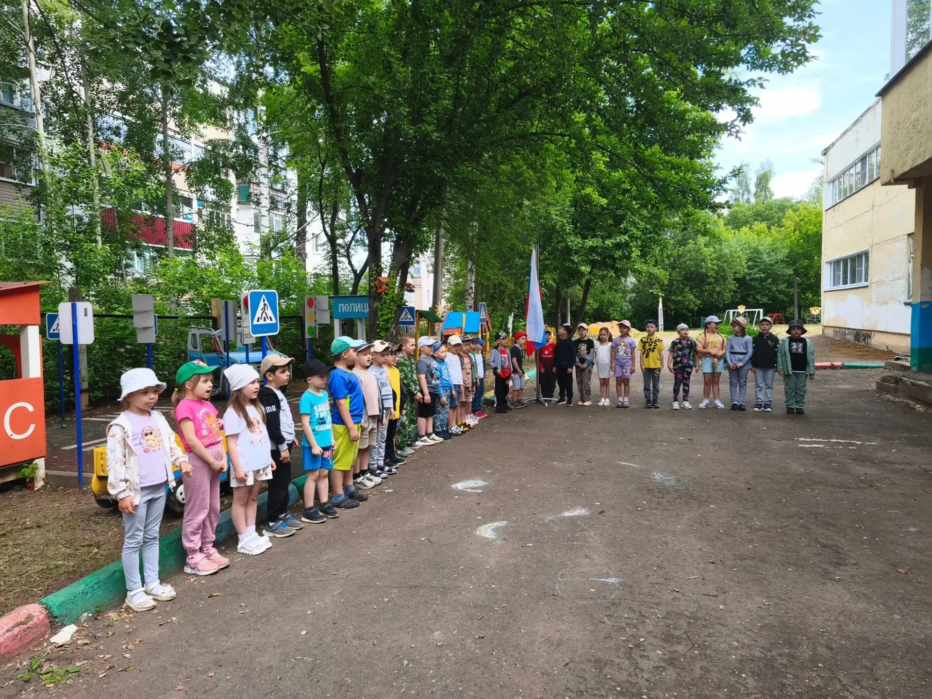 Новая неделя в детском саду традиционно началась с церемонии поднятия флага Российской ...