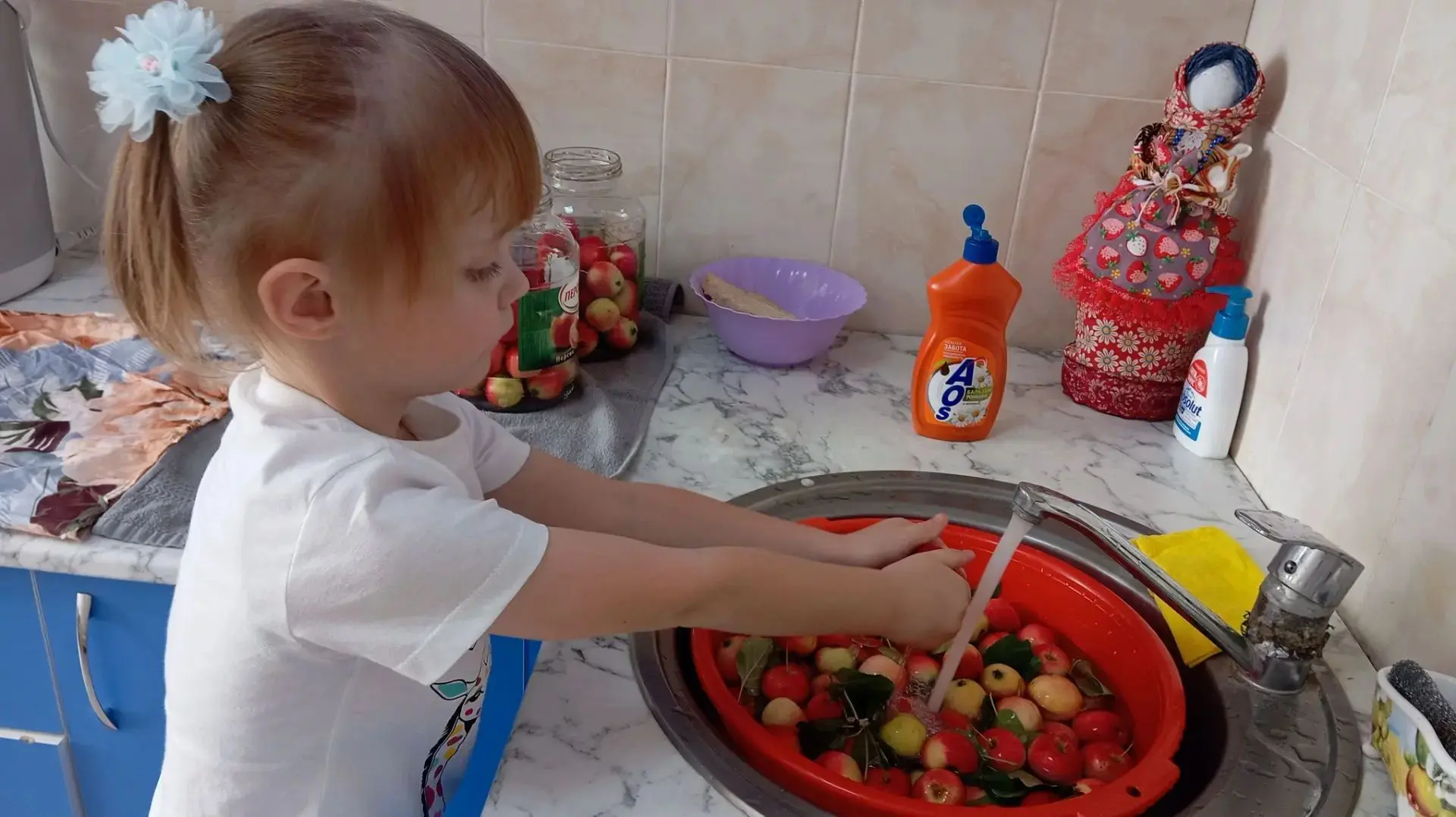 Наши девочки сегодня серьёзно взялись за кулинарный шедевр! 🍎