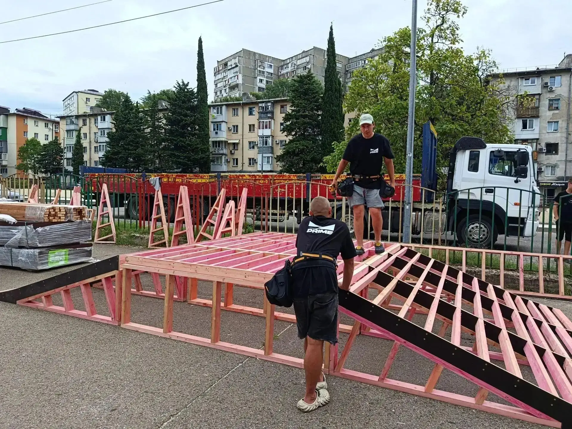 Как идёт ремонт спортплощадки на улице Фрунзе, 25