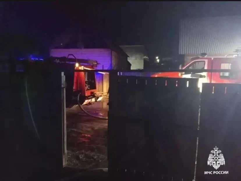В Туве пожарные спасли двух человек из горящего дома  29 апреля около двух часов ночи в Центральный 
