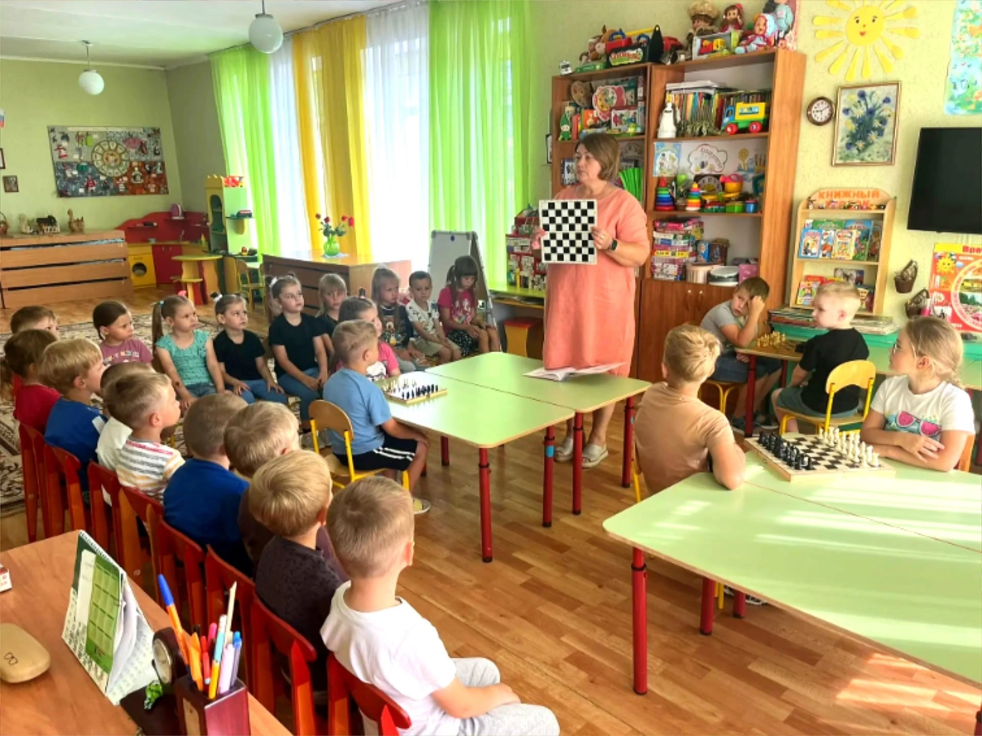Сегодня в группах «Капитошка» и «Аистёнок» прошёл познавательный час, посвящённый знакомству с шахма