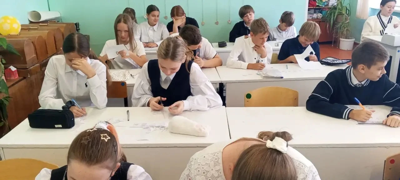 «Одна страна — одна история»: В МОУ СОШ 16 г . Балашова прошел тематический классный час.