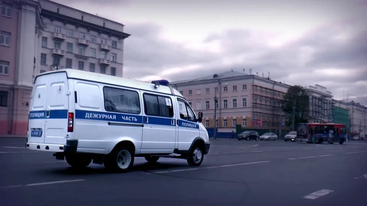 Жительница Подольска обнаружила у себя в квартире в постели с детьми голого соседа.