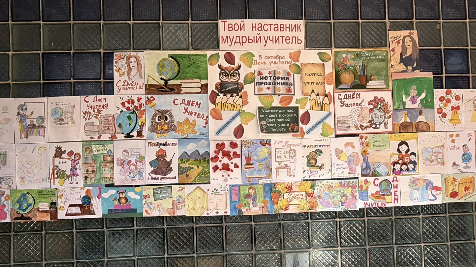 🎨 Наш коридор превратился в галерею!