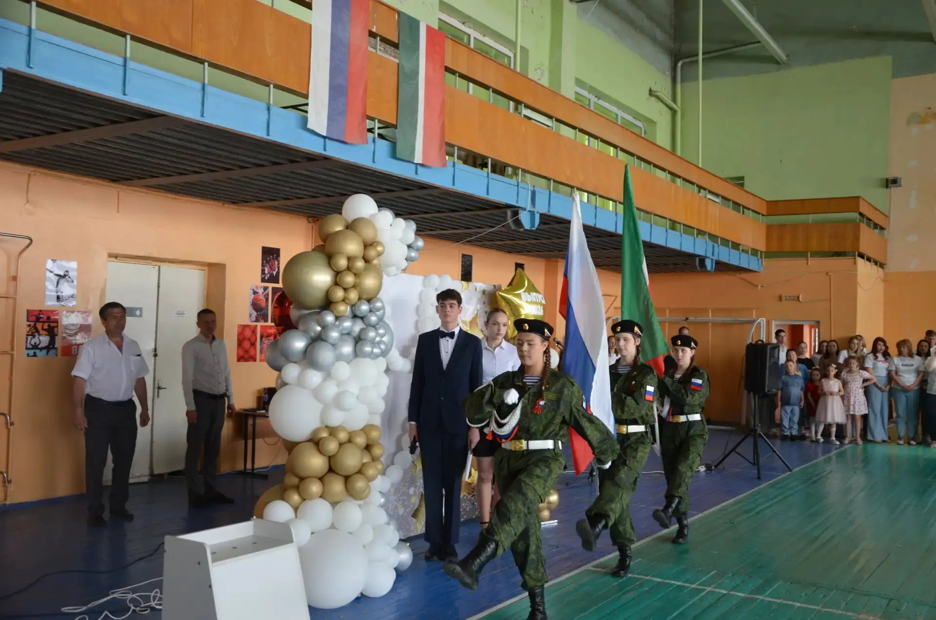 Сегодня прозвенел "Последний звонок" для учащихся 4-х классов.