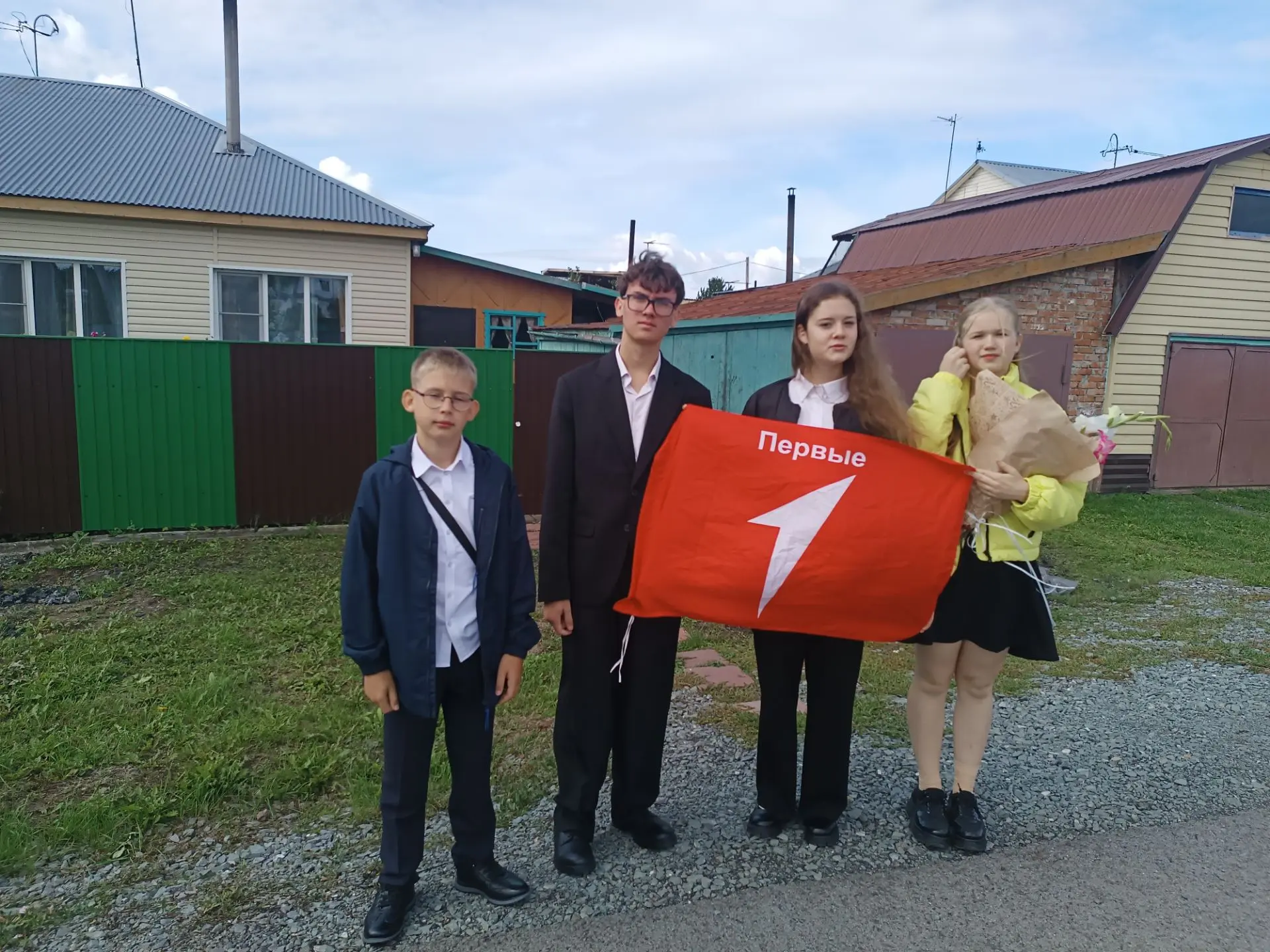 Связь поколений и дань уважения: обучающиеся школы поздравили ветеранов педагогического...