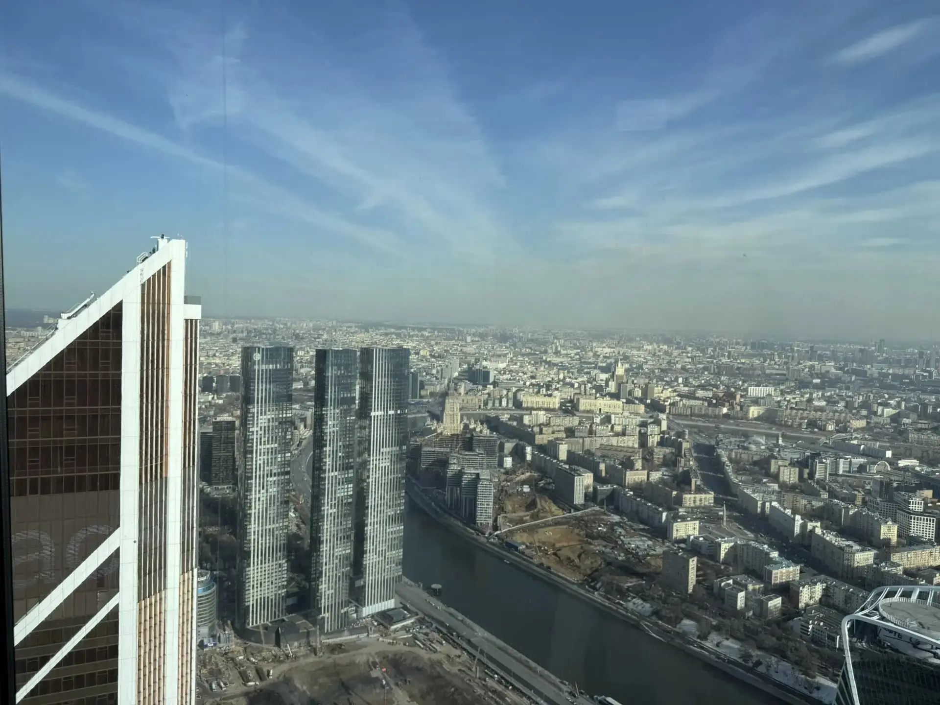 😍 Интерактивный урок москвоведения прошёл на 89-м этаже башни в деловом центре «Москва-Сити» для уче