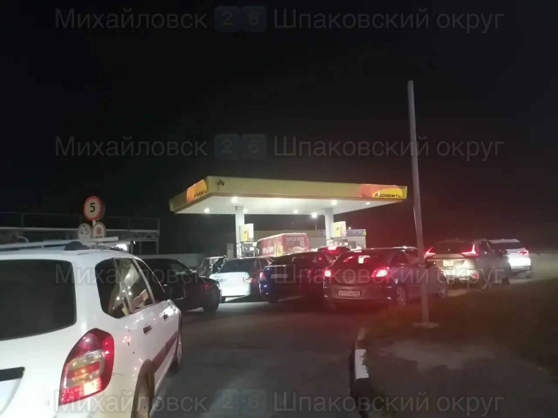 ⛽️ Очередь на заправке Роснефть на Почтовой в Михайловске 

Вечером на выезде из города на АЗС Росне