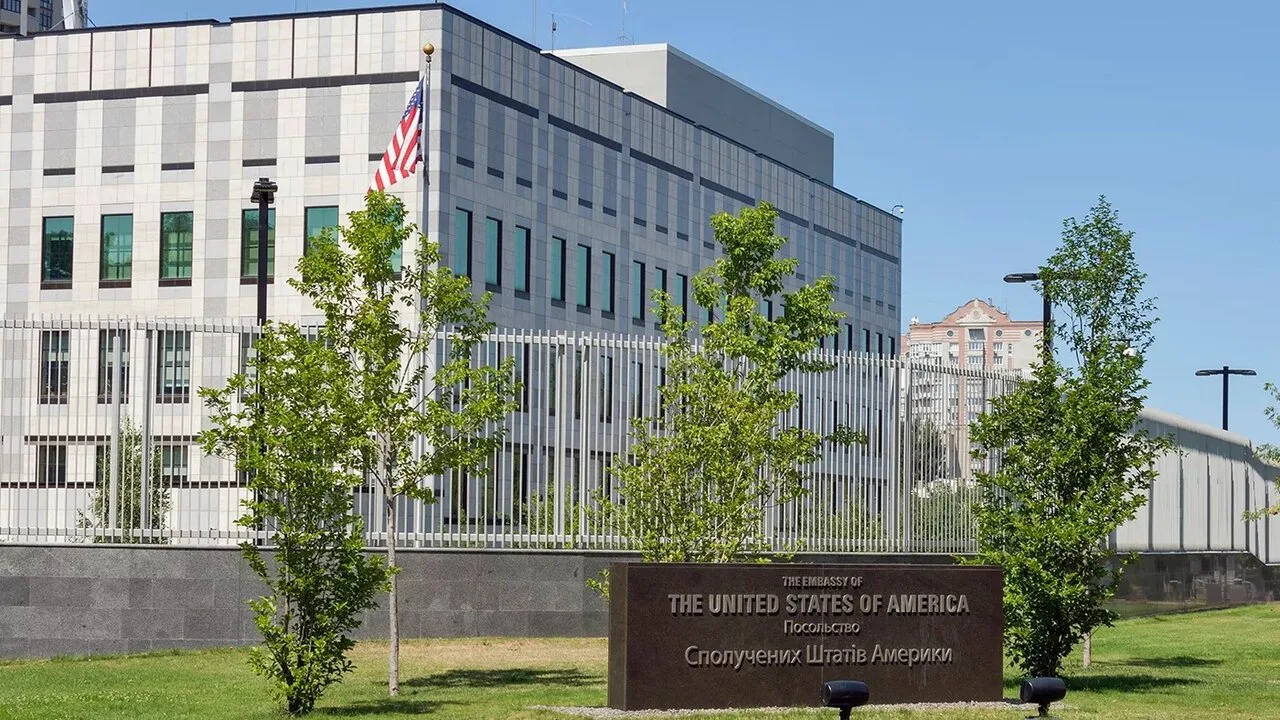 США могут закрыть посольство в Киеве, – Рубио.