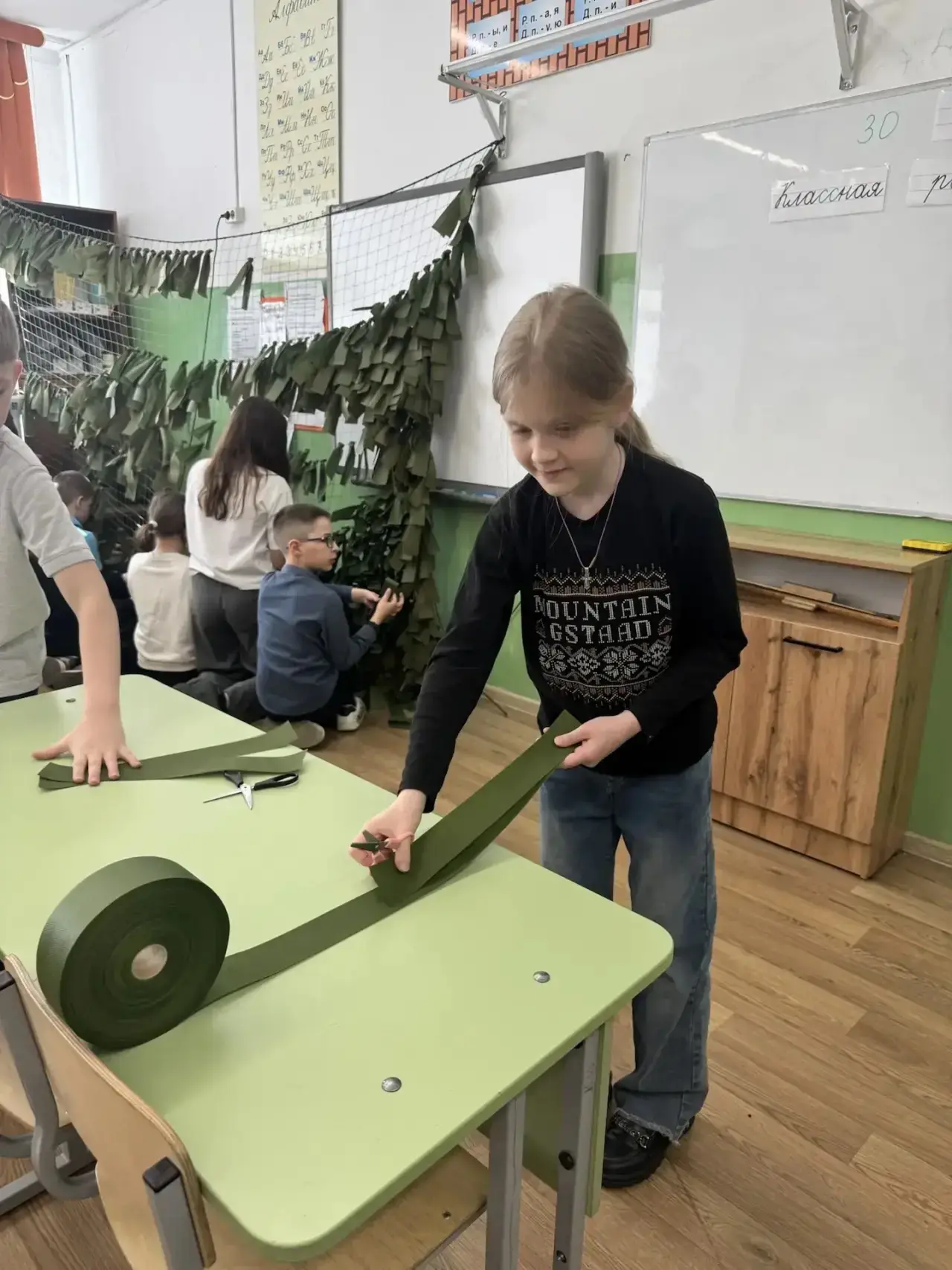 Учащиеся 3 «Б» класса изготовили маскировочную сеть для нужд специальной военной операции, которая о