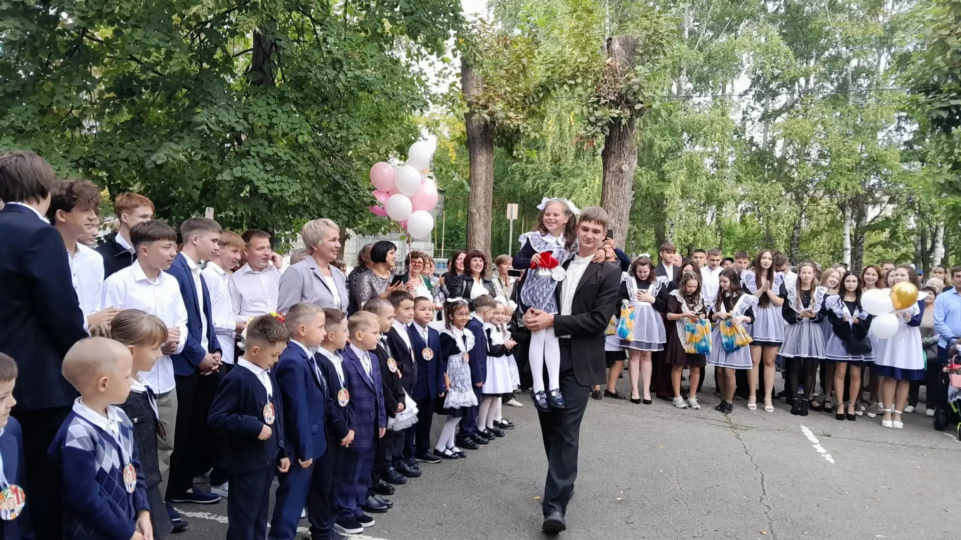 1 сентября в нашей школе прошла торжественная линейка, посвященная Дню знаний и началу ...
