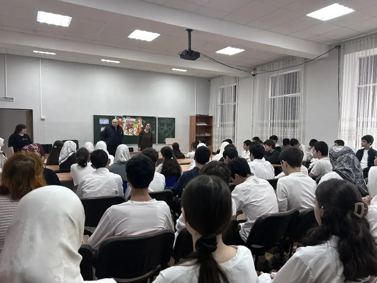 17-18 февраля в актовом зале школы прошли встречи учащихся 6-11 классов с инспектором ПДН Гаджиевым 