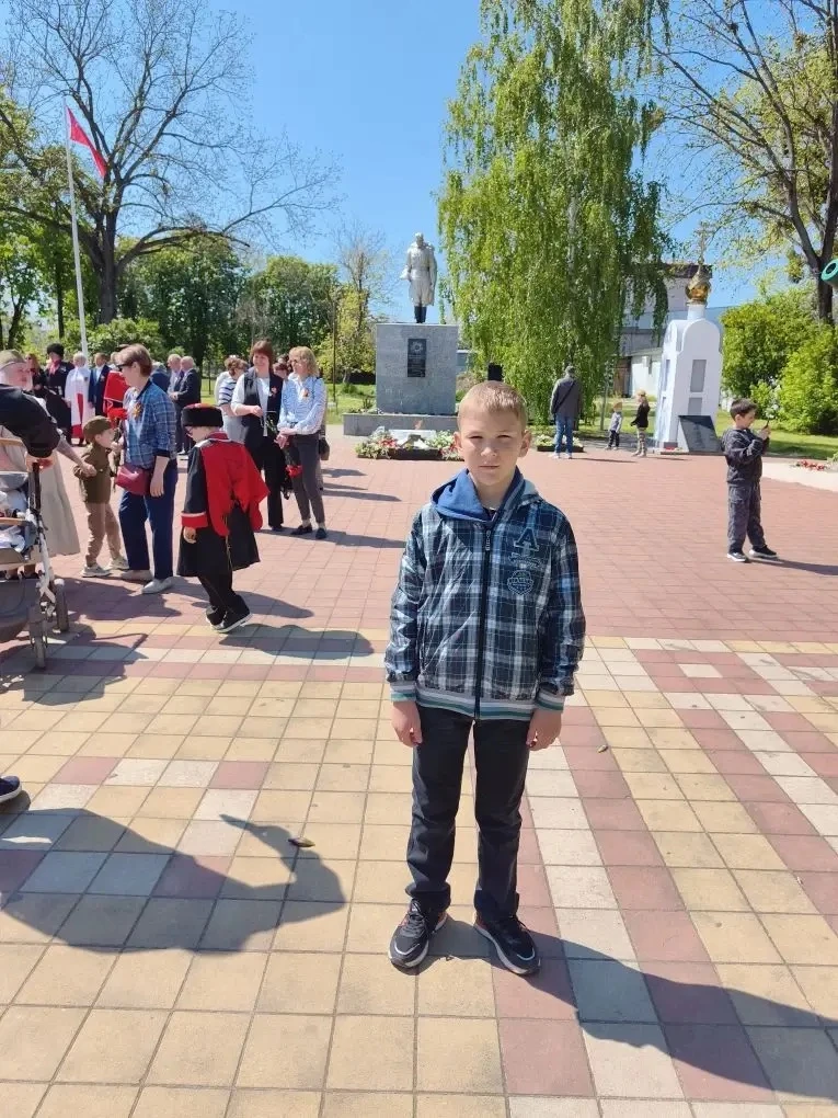 В 4 «Г» классе вчера прошло особое мероприятие: ребята посетили мемориал с Вечным огнём и возложили 