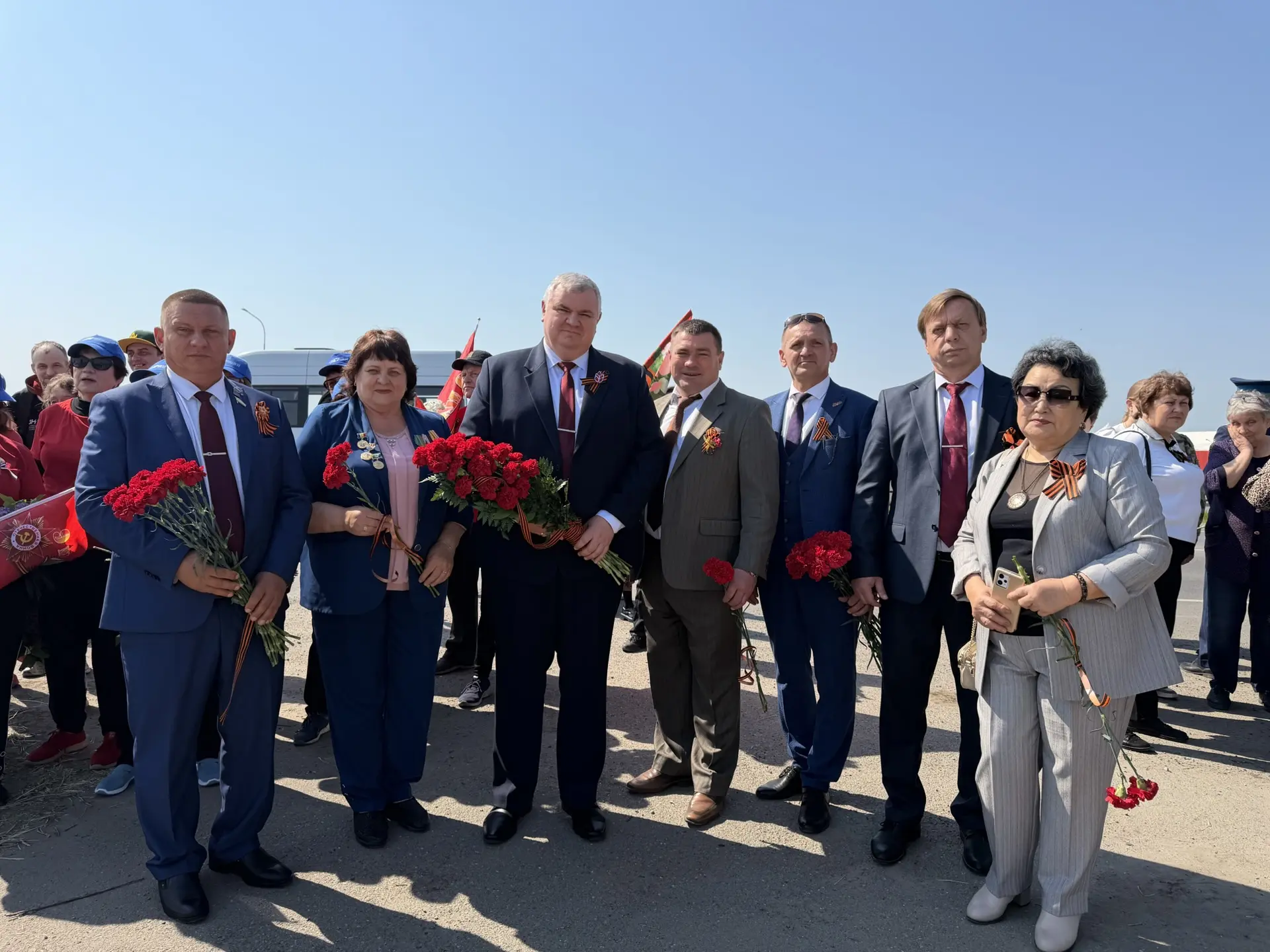 Глава Азовского района Сергей Комаров возложил цветы к мемориалу в Кулешовке  Сегодня, в День Победы