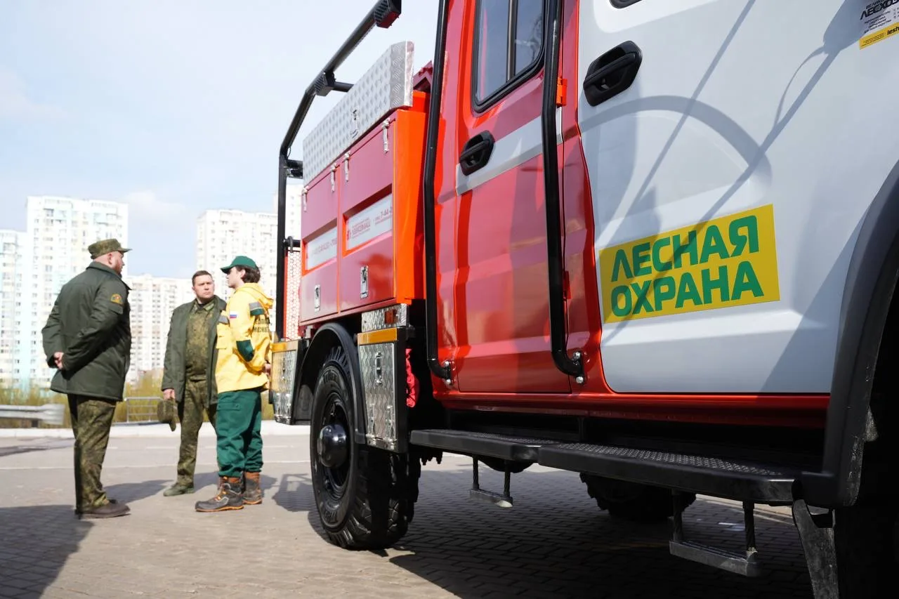 🌲🚜Сегодня передали Комитету лесного хозяйства новую технику — 35 единиц: автоцистерны для тушения по