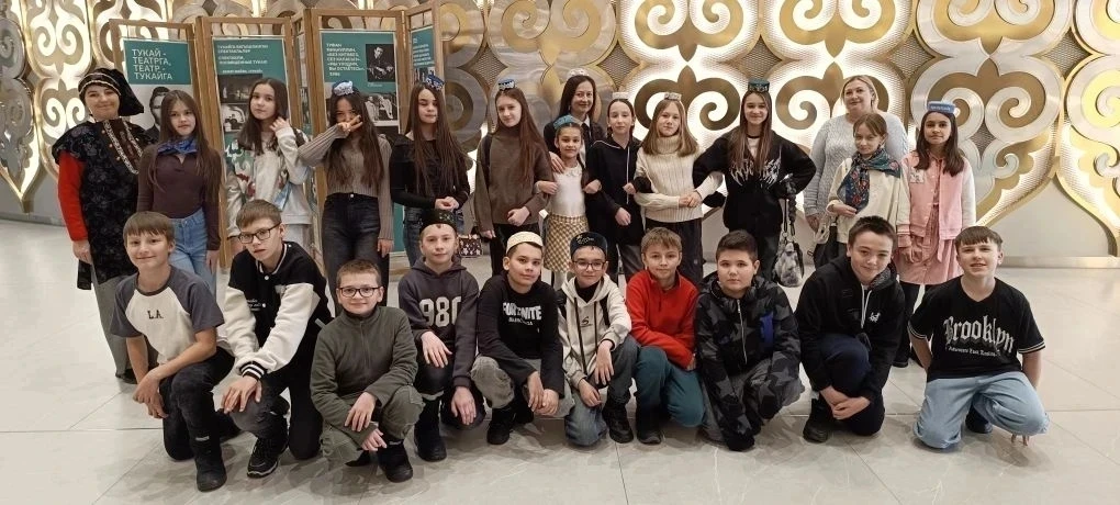 В рамках  месячника, посвящённого Международному Дню родного языка,  ученики 5М класса вместе с клас