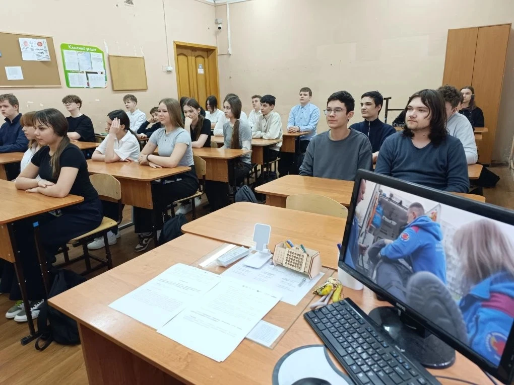 Утро понедельника традиционно началось с поднятия флагов. У всех прошли "Разговоры о важном". Тема: 