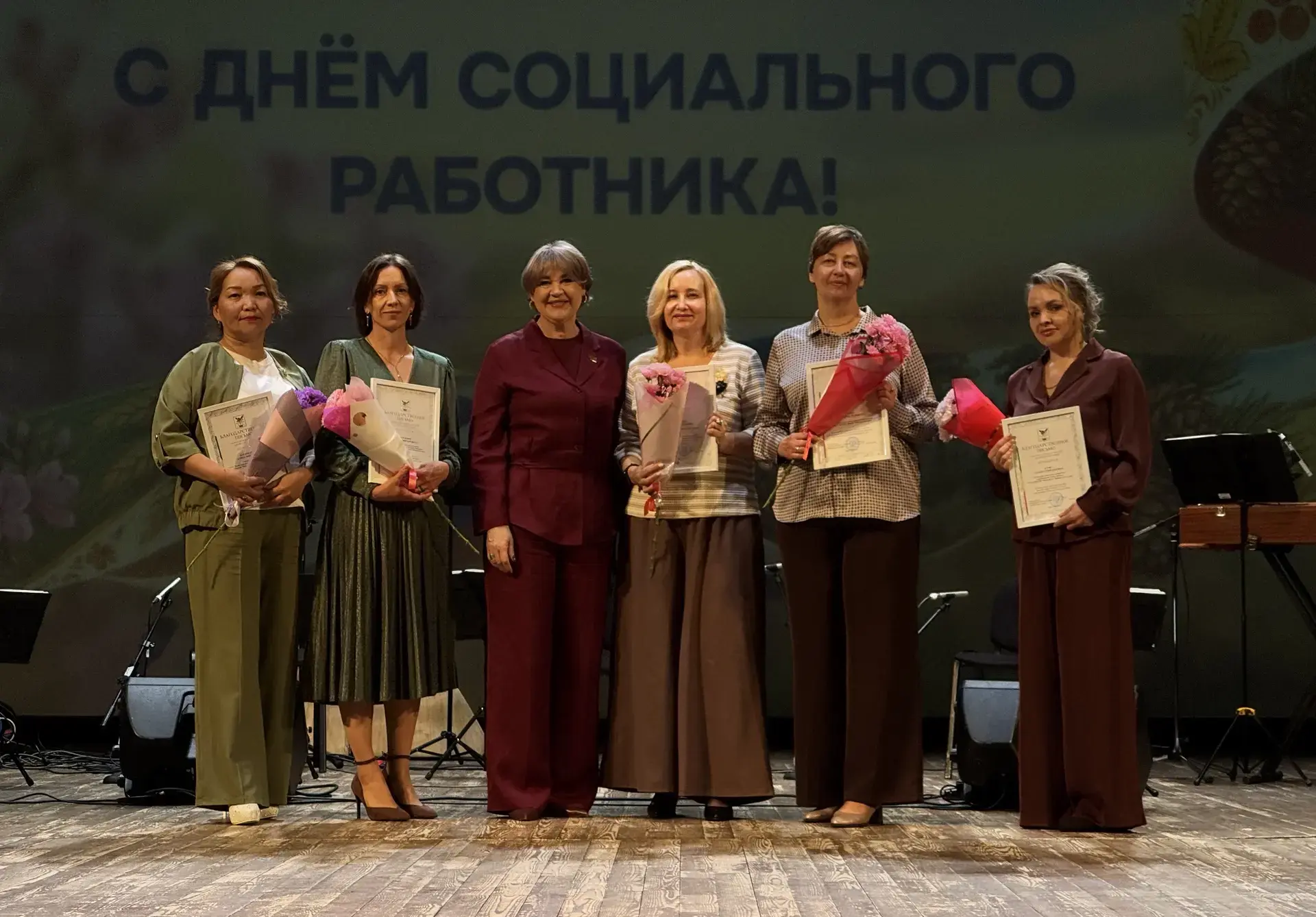 🎭 День социального работника в Забайкальском крае: наши герои в театре, награды и благ...