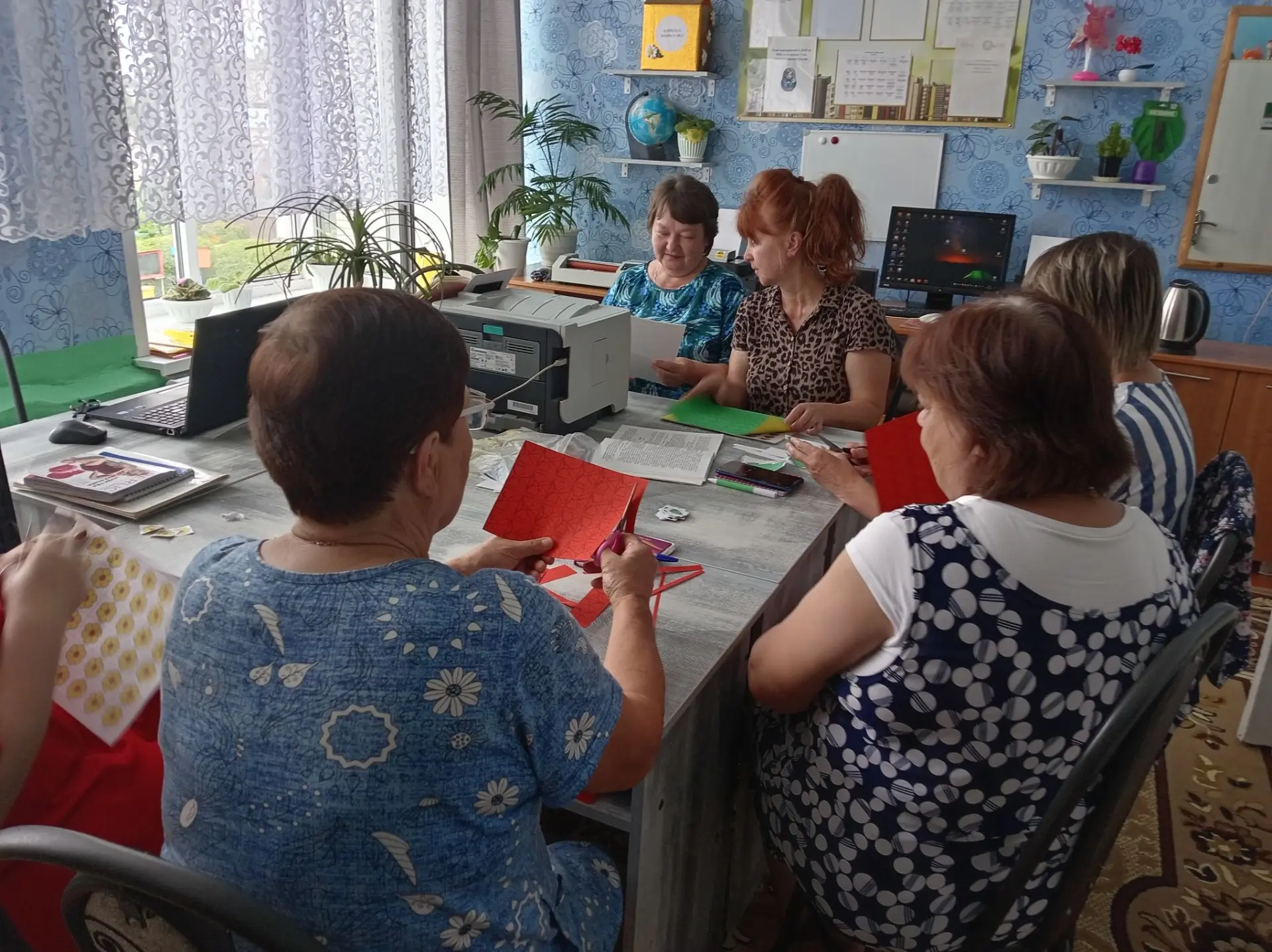 В творческой гостиной педагоги детского сада готовятся к новому учебному году. Все с увлечением зани