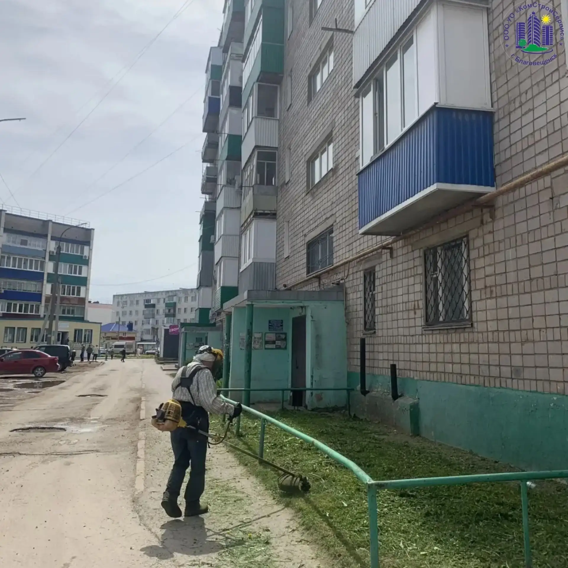 С наступлением тепла у нас прибавилось работы по покосу травы на придомовых территориях...