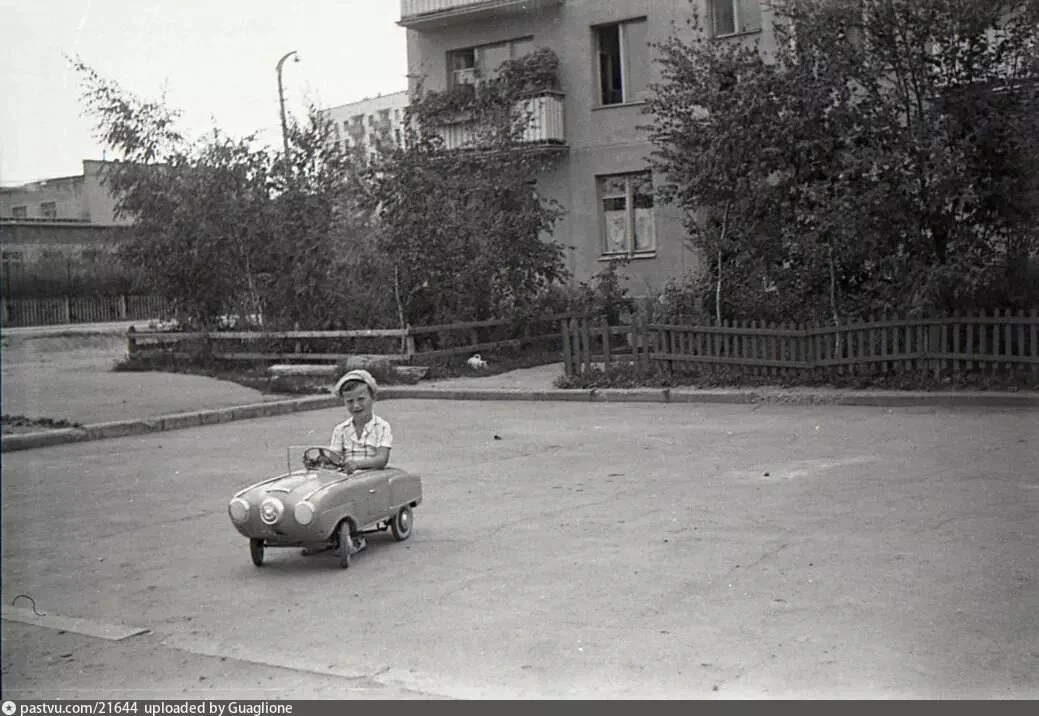 Во дворе дома 42 к.3 по 15-й Парковой 1972