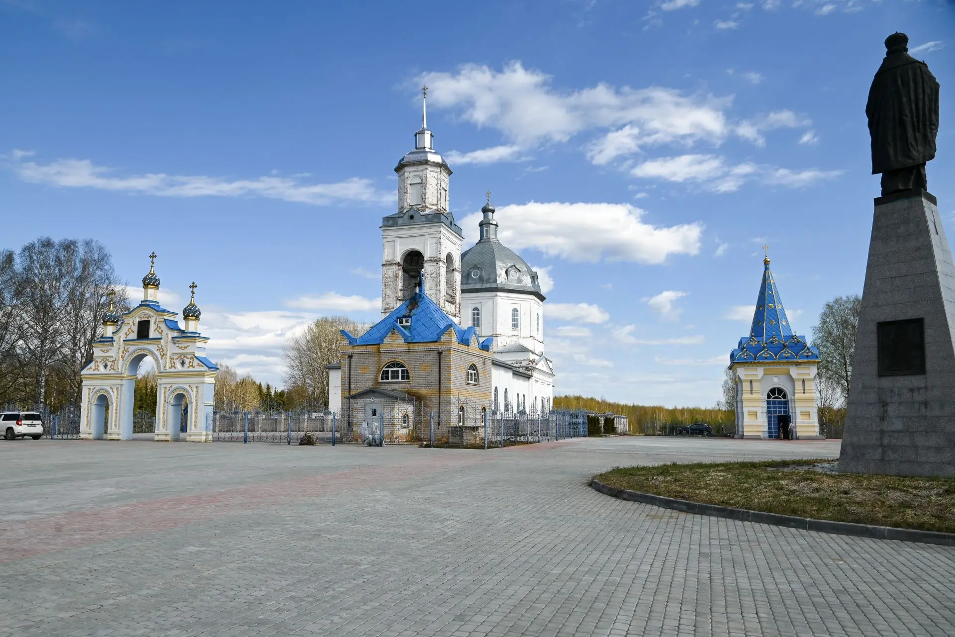Красивейший храм посреди леса - когда все уже устали долгой лесной дорогой, он неожиданно появляется