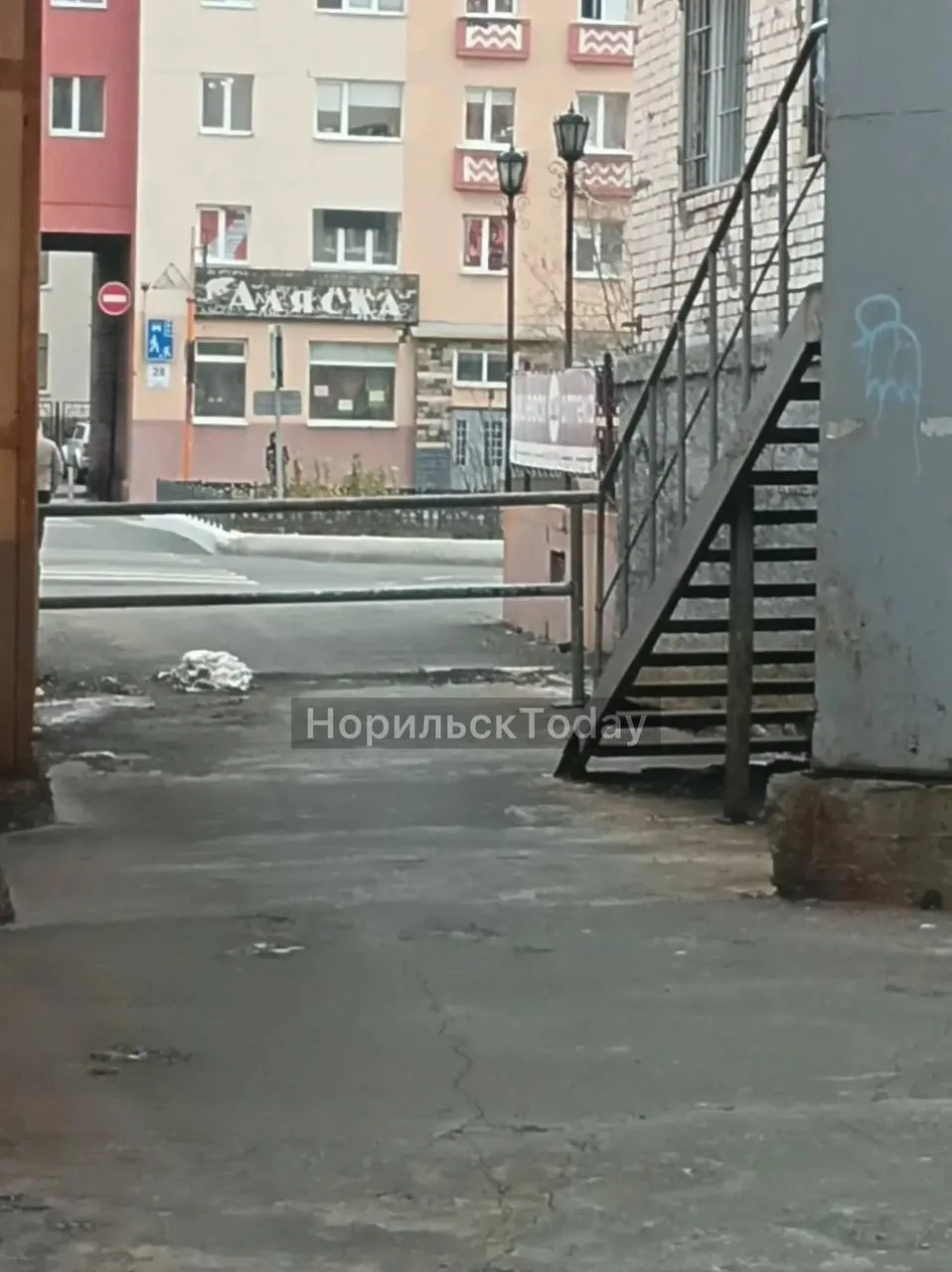 «Интересно кто додумался поставить тут забор напротив пешеходного перехода? Есть проход...