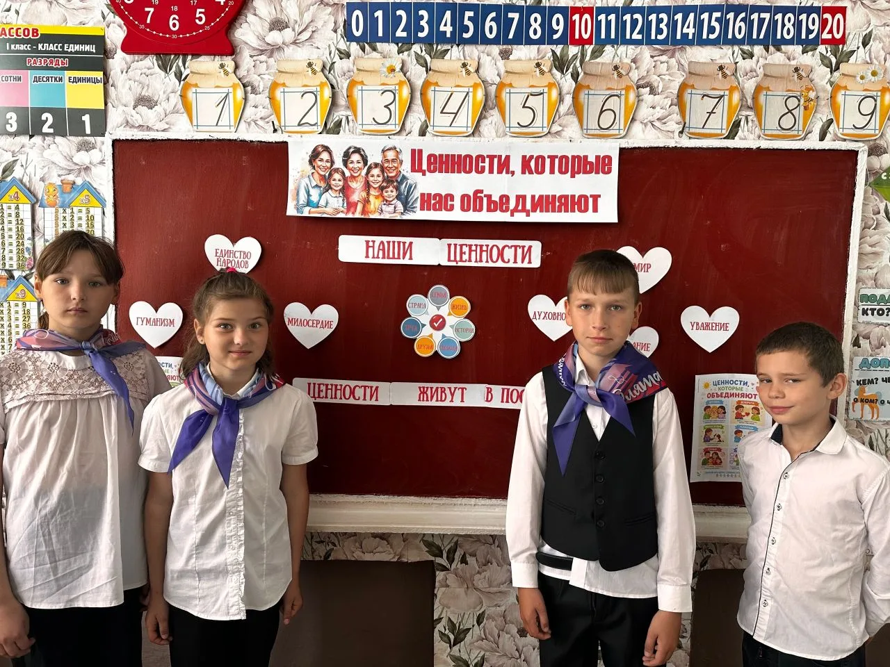 🇷🇺 18 мая в ГБОУ ЛНР "Нижнепокровская ОШ" традиционно прошла линейка с выносом флагов...