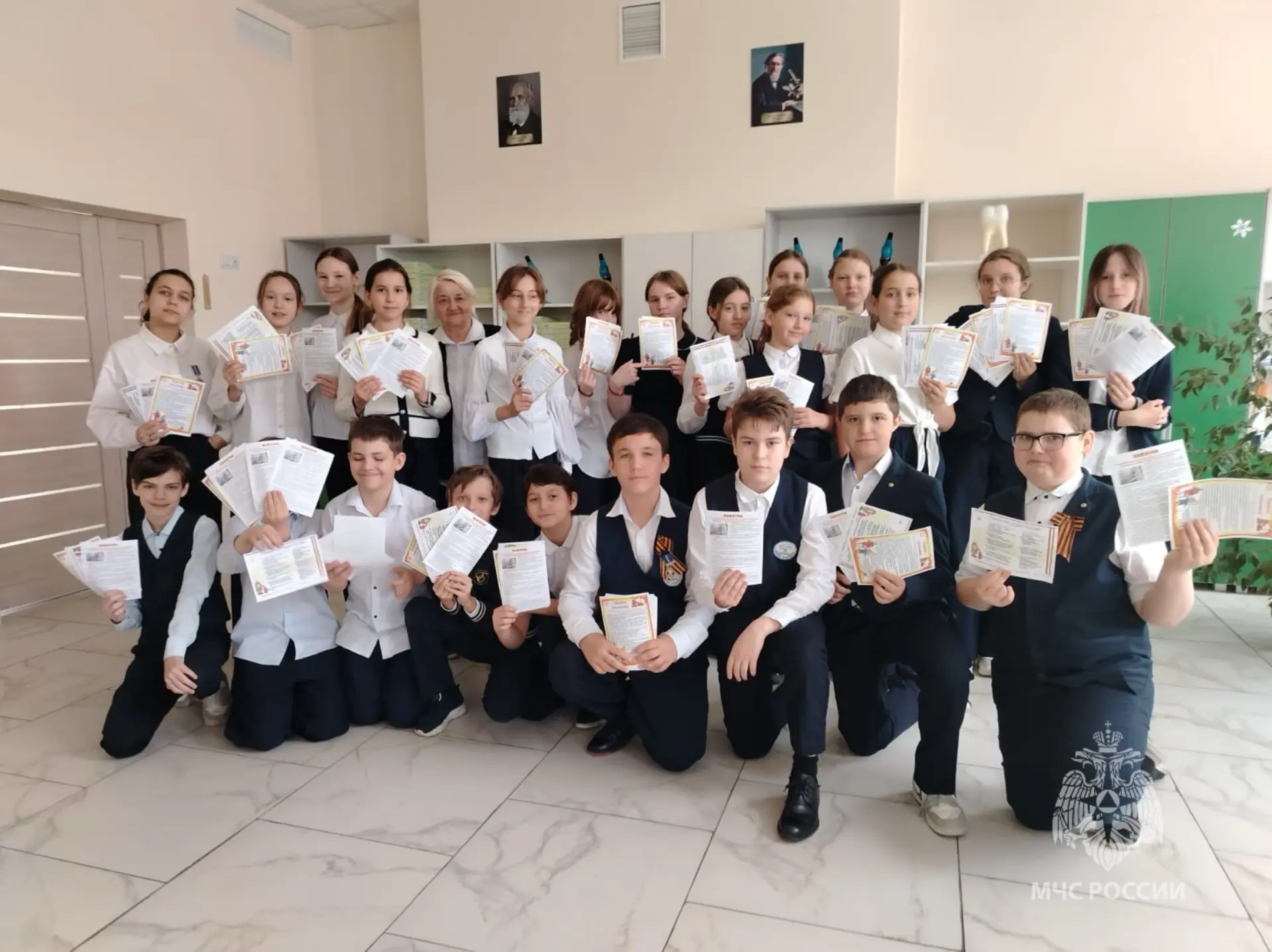 👨‍🚒Потушили сами - теперь учат других   Ученики школы №15 Батайска, брат и сестра Александра и Прохо