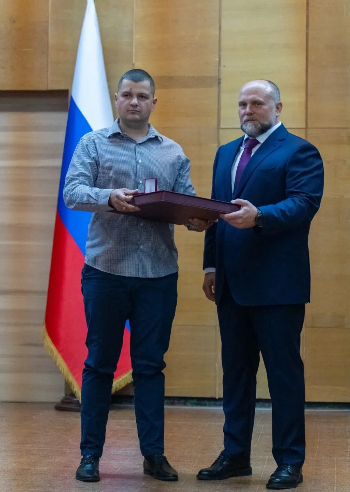 Замминистра здравоохранения РФ поздравил медицинских работников ЛНР, вручив им награды