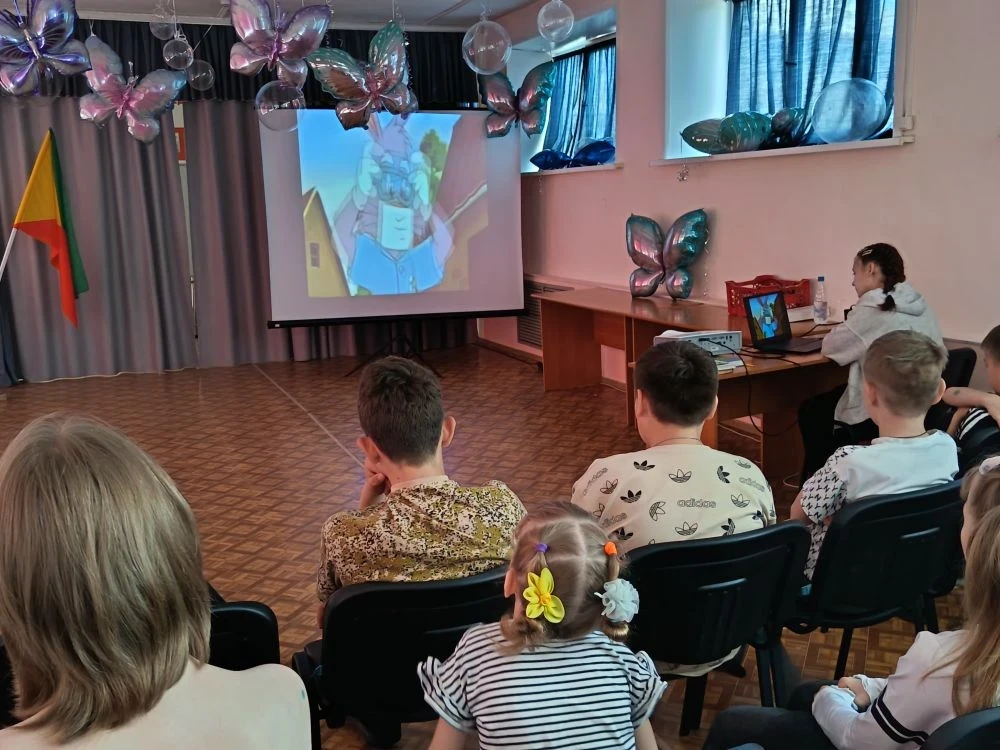 💧 Безопасность на воде летом: важное занятие в Центре «Доверие» 

🏊 В разгар лета, когда водоёмы м
