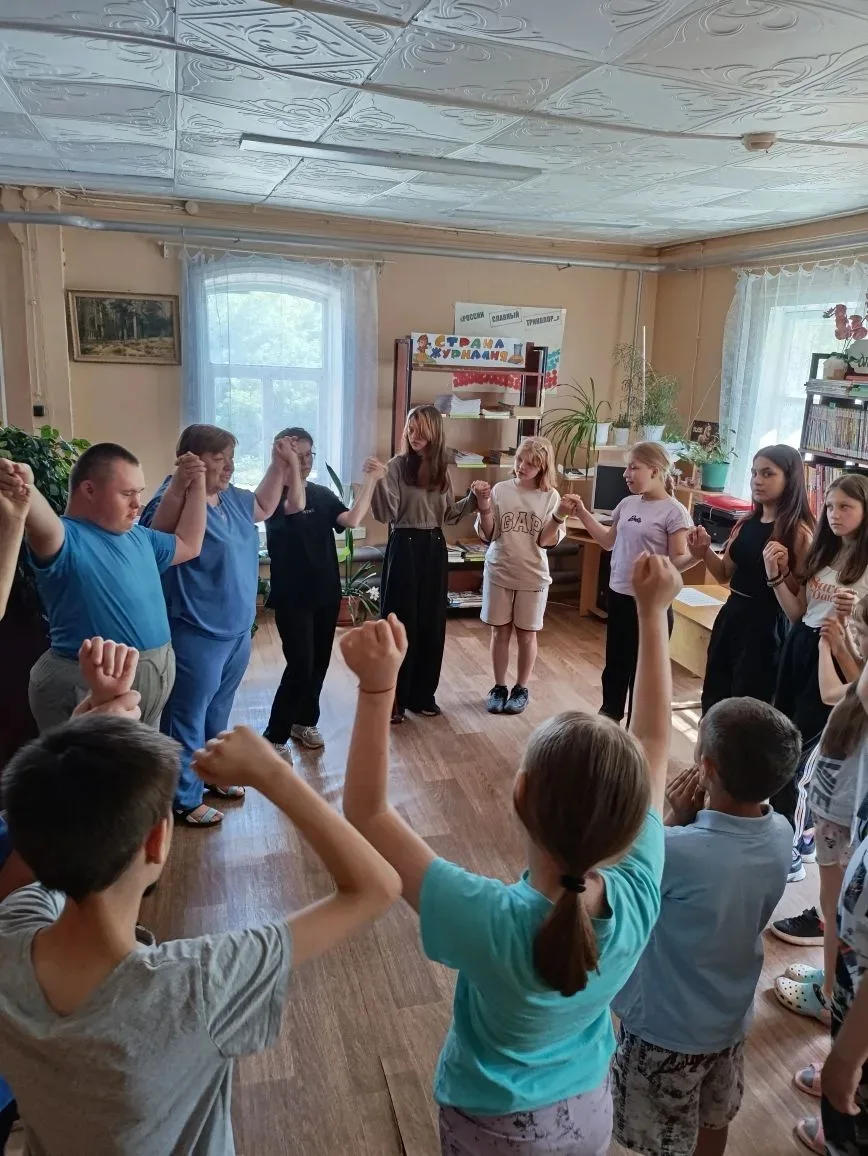 11 июня наш лагерь "Шик" посетили необычные гости - Малмыжский экипаж ДПС. Инспекторы дорожно-патрул