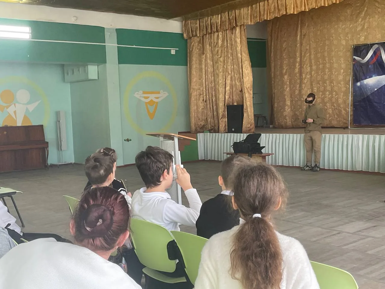 🎮Мастер-класс по управлению дронами в кадетском 5В классе  ✨В МБОУ г.Керчи РК "Школа №23 им. Героя С