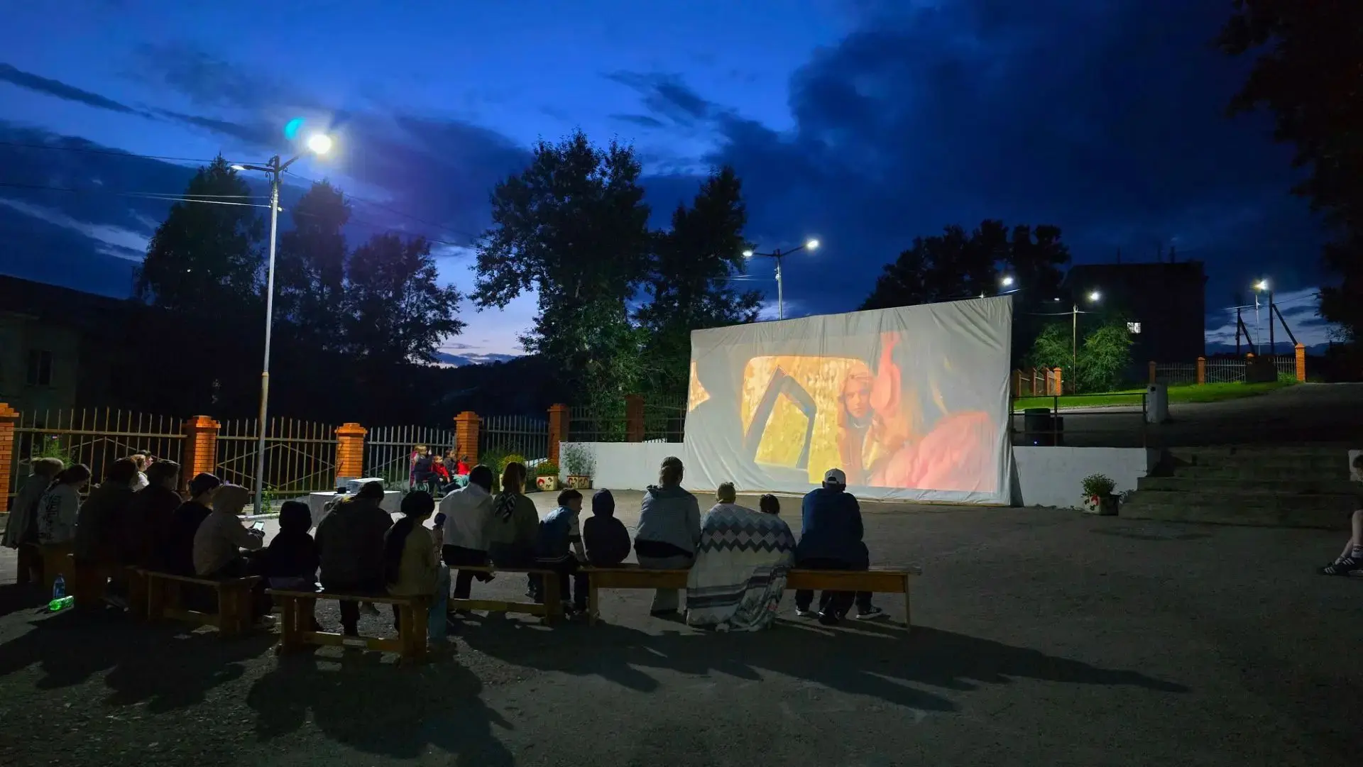 🌌 Кино под звездным небом снова с нами

👏 Это стало доброй традицией в нашем округе в рамках краев