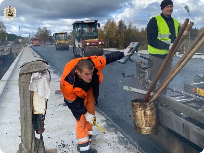 Асфальт уложили на мосту через реку Вель