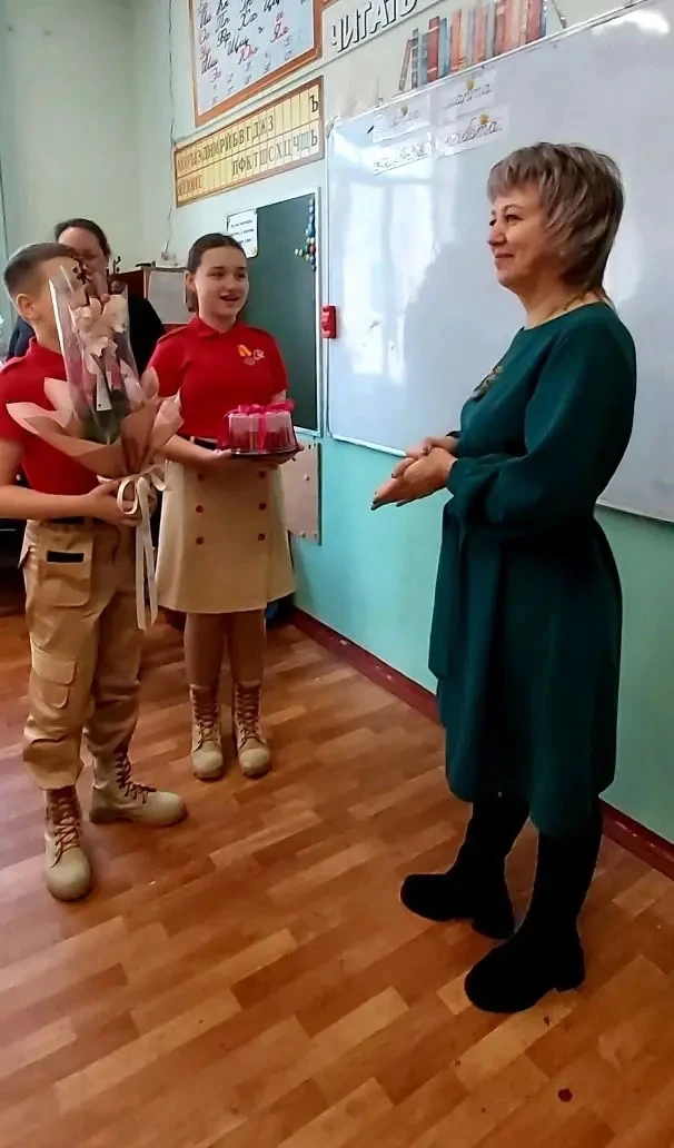 Ученики 5 А класса пригласили на классный час и поздравили маму нашего выпускника Липовцева Андрея Е