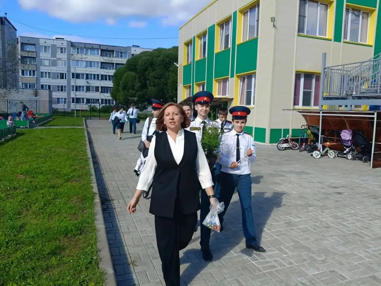 В День знаний обучающиеся 8К класса вместе с воспитанниками группы "Ромашки" дошкольног...