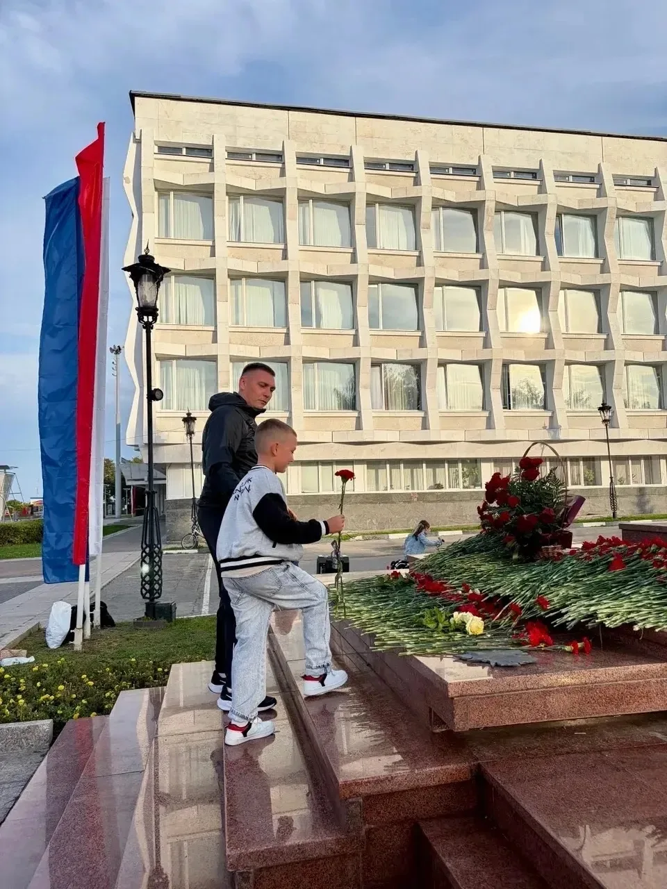 Сегодня ученик 3 «В» класса Салеев Богдан вместе с папой возложил цветы к памятнику Дми...