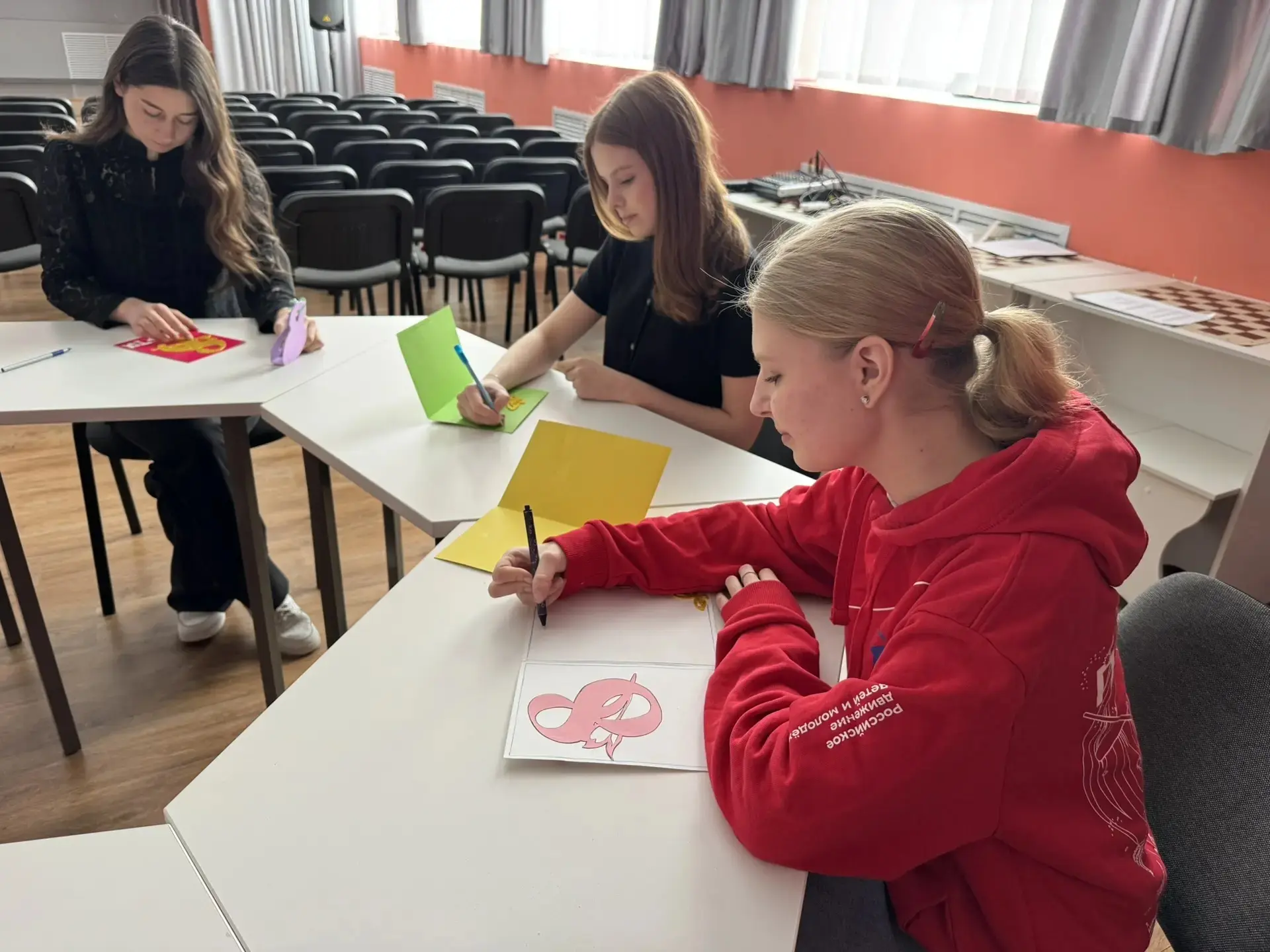 В МКОУ "Преображенская средняя школа" прошла трогательная акция под названием "Открытки для женщин С