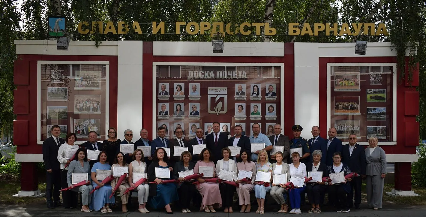 В районах города стартовали торжественные церемонии открытия обновлённых Досок Почета